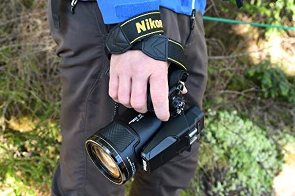 Découvrez notre test du Nikon Coolpix P950 : zoom 83x, écran orientable et performances photo. Avis détaillé et comparatif de cet appareil photo compact haut de gamme.
