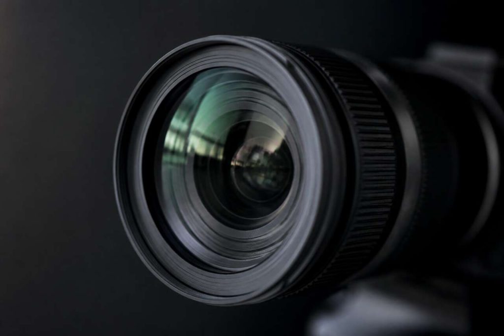 Comprendre la perte de luminosité dans les objectifs photo variables