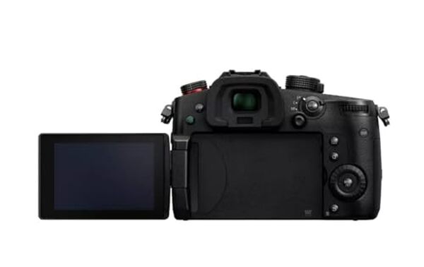 Découvrez le Panasonic Lumix GH5M2, l'hybride expert 4K ultra polyvalent pour photographes et vidéastes exigeants. Performances, ergonomie et polyvalence au rendez-vous.