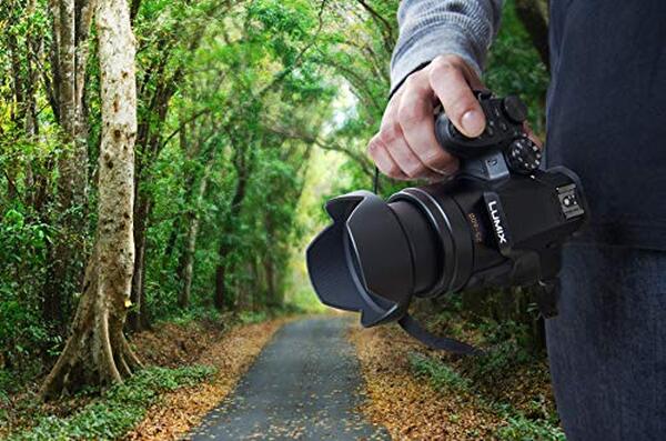 Découvrez notre test détaillé du Panasonic Lumix FZ300, un appareil photo bridge résistant à l'eau avec zoom 24x et vidéo 4K. Caractéristiques, performances et avis complet.